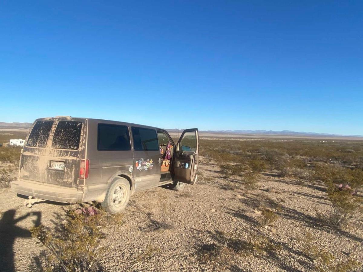 Camping At Desert Gardens Oasis In Lobo, Tx 范霍恩 外观 照片